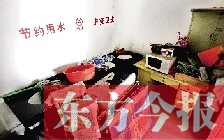 廁所進門中廳，擺放著灶臺、餐桌、床鋪等，乍一看像個客廳