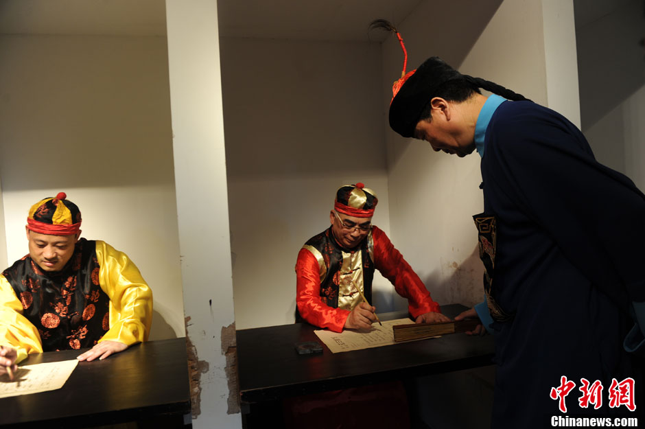 圖為“考試”現(xiàn)場(chǎng)。中新社發(fā) 張浪 攝