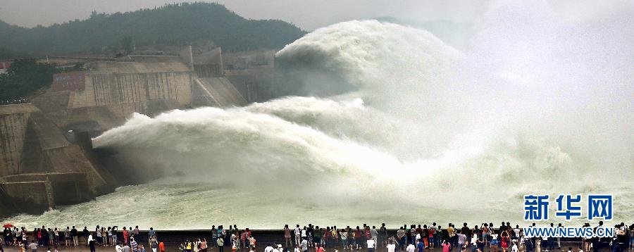 　　6月22日，大批游客聚集在黃河小浪底出水口前觀看巨瀑飛瀉的景觀。