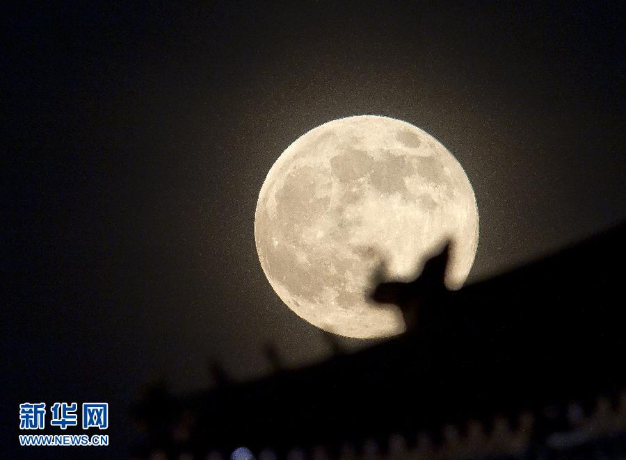 6月23日晚，在北京故宮角樓附近拍攝的圓月。