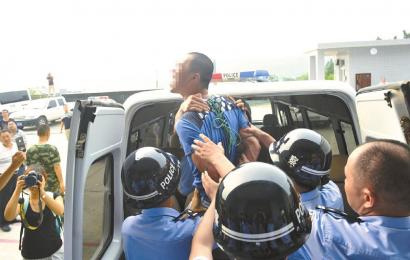 6月19日，安岳縣看守所，押赴刑場(chǎng)的一刻，劉明（化名）跳起來(lái)托付親友照顧好父母。吳小川 攝
