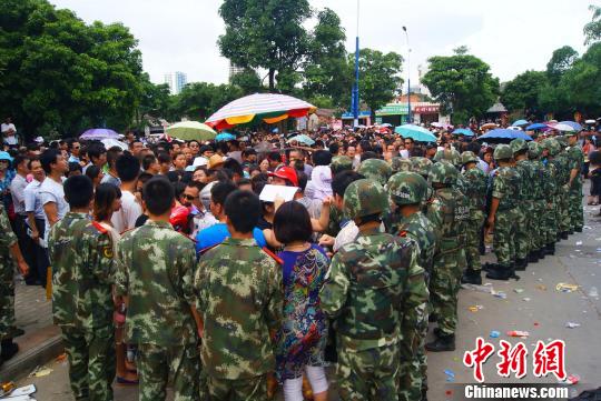 7月9日，聚集在中國人民銀行北海市中心支行的外地民眾越來越多，當(dāng)?shù)毓俜讲坏貌怀鰟哟笈叿馈⑽渚巴S
