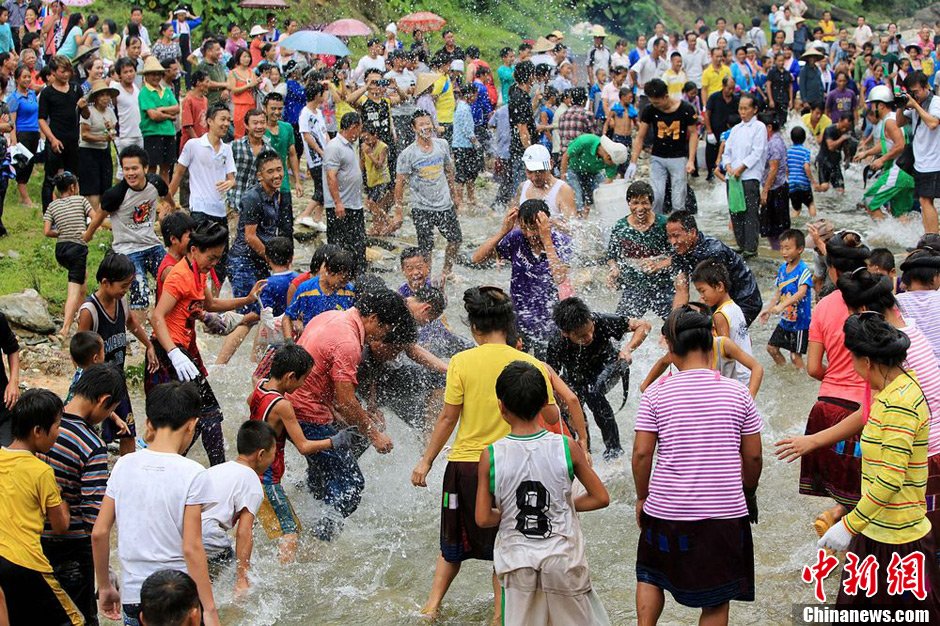 圖為7月9日，村民在小河里摸魚搶魚。譚凱興 攝