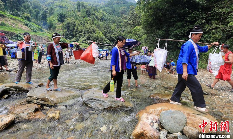 7月9日，一年一度的鬧魚節(jié)在廣西融水苗族自治縣白云鄉(xiāng)保江村舉行，附近村屯的居民前往集會(huì)地參加節(jié)日活動(dòng)