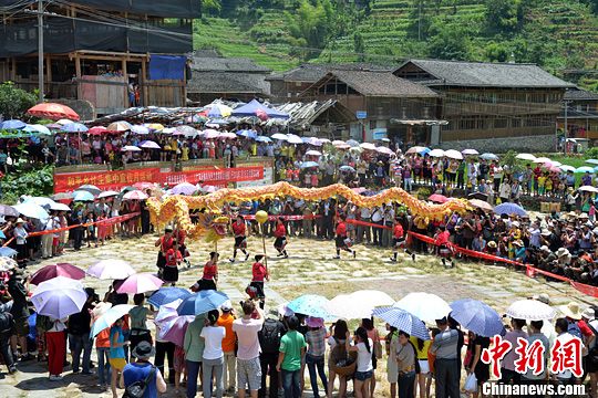 圖為當(dāng)?shù)丶t瑤民眾舞起長龍祈求風(fēng)調(diào)雨順。中新社發(fā) 韋吉陽 攝