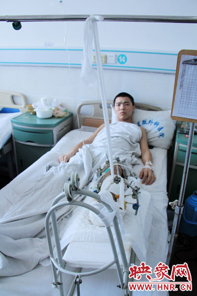 “如果有人肯幫我出4萬元的醫(yī)藥費(fèi)，我愿意為他免費(fèi)工作3年，多苦多累都行?！?月26日，躺在病床里上的