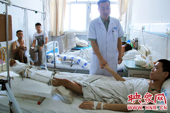 據(jù)仁濟(jì)醫(yī)院外傷科主任張明伍介紹，楊偉峰的小腿的創(chuàng)面已經(jīng)恢復(fù)得差不多了，治療情況還比較樂觀。但因為小腿