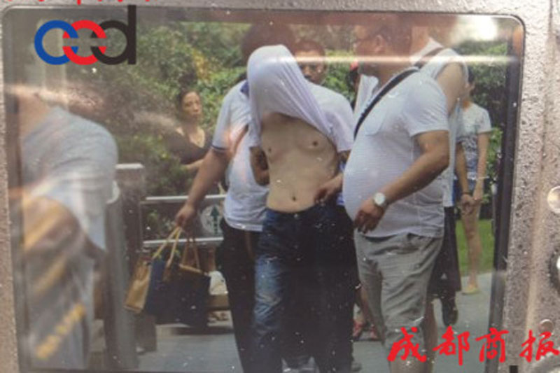 圖為事發(fā)現(xiàn)場，嫌疑人被警方控制。