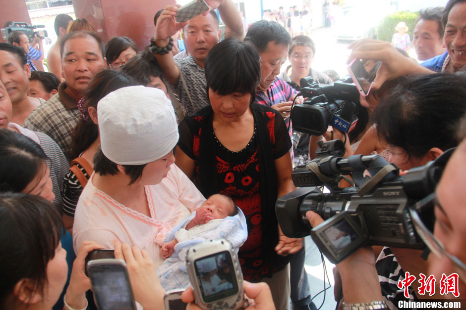 圖為大批媒體記者采訪獲救嬰兒母親。張一辰 攝