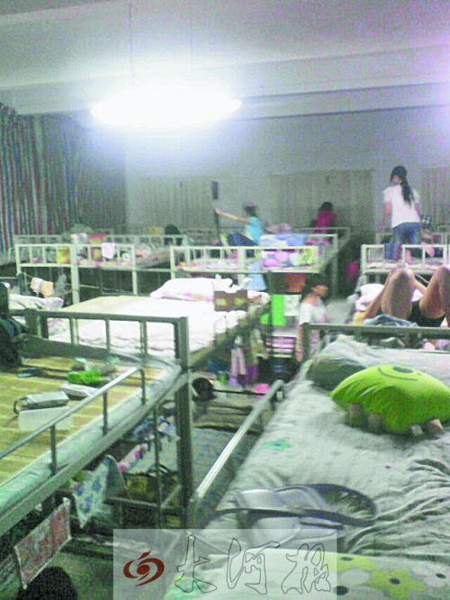 住在電教室里的女生們，擁擠不堪。