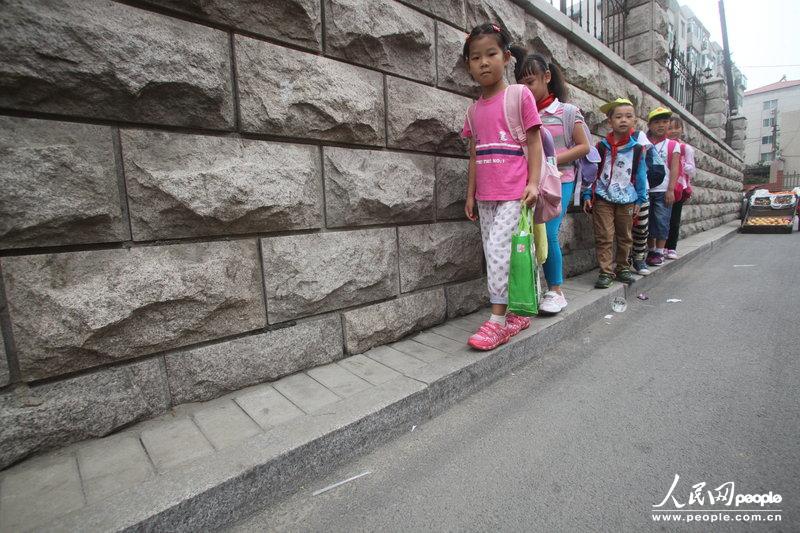2013年09月11日，濟南運署街上，小學生走史上“最窄人行道”上學。圖片來源：CFP