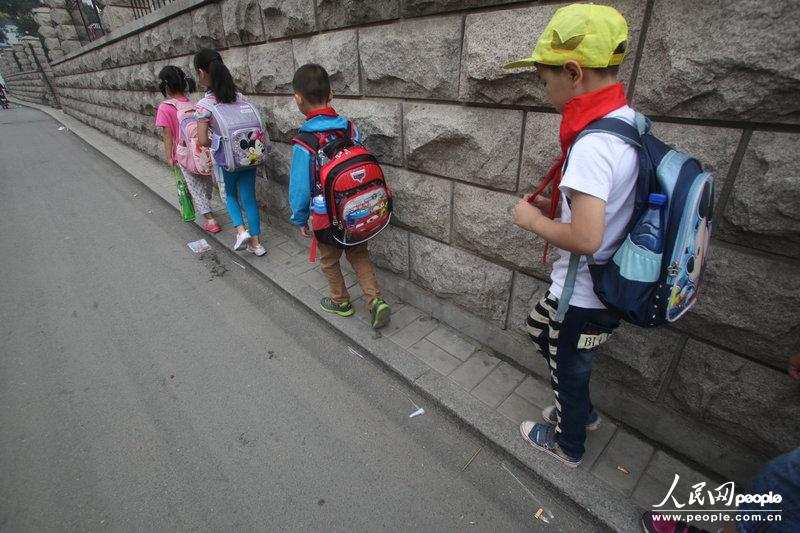 2013年09月11日，濟南運署街上，小學生走史上“最窄人行道”上學。