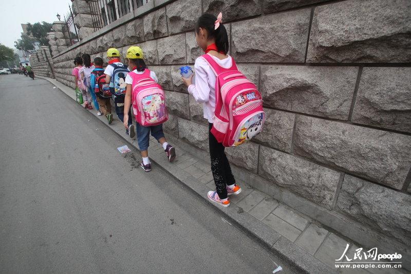 2013年09月11日，濟南運署街上，小學生走史上“最窄人行道”上學。