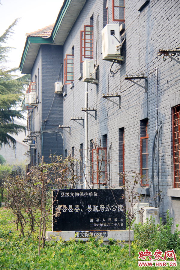 因?yàn)榭h委大院‘陳舊老土’,政府大院的蘇式建筑于2006年被列為縣級文物保護(hù)單位。