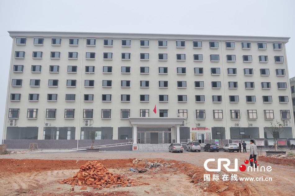 2013年10月21日，長(zhǎng)沙云蓋村欠債千萬(wàn)新建的豪華村部樓。