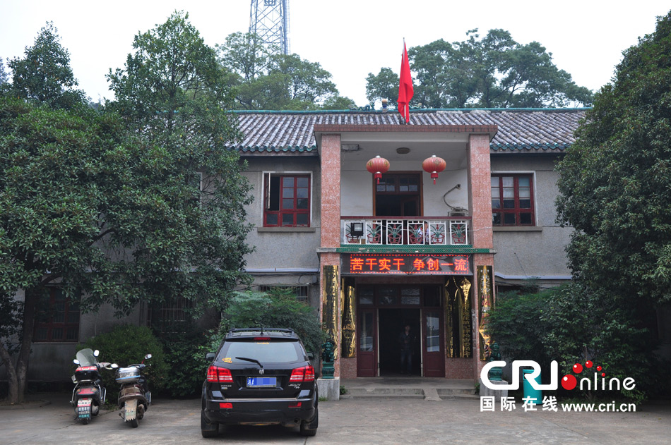 　2013年10月21日，這是蓮花鎮(zhèn)人民政府的辦公樓，和蓮花鎮(zhèn)云蓋村的辦公樓相比，寒酸不少。