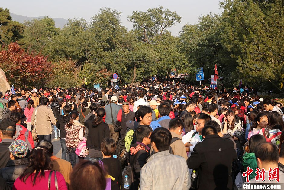 　10月26日，北京香山公園內(nèi)游客摩肩接踵。