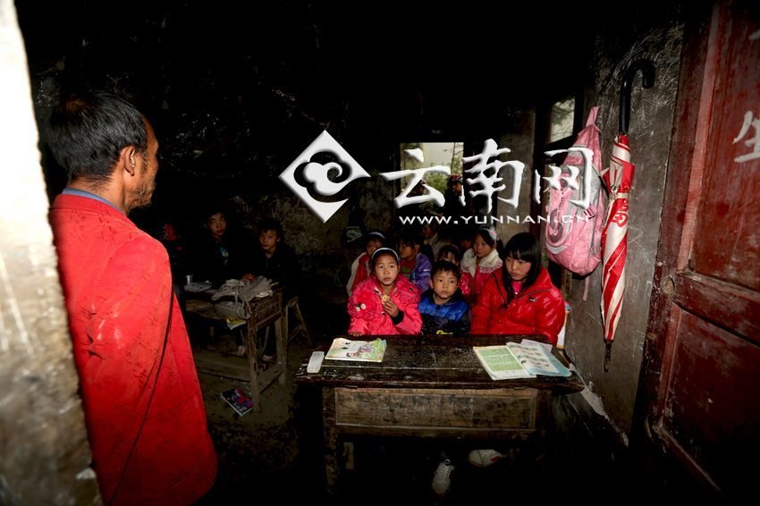 小學(xué)里只有兩個(gè)班，大點(diǎn)的孩子無(wú)法升入高年級(jí)，只得從一年級(jí)再讀起，就像復(fù)讀機(jī)。