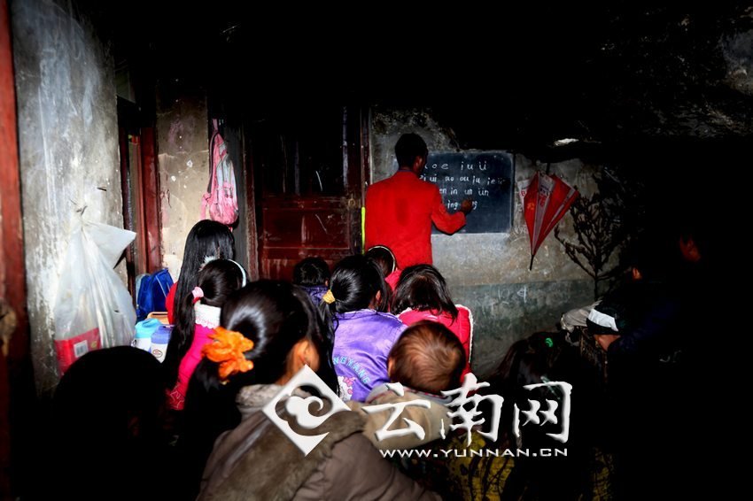 由于受到當(dāng)?shù)厝似缫?，大鍋圈的孩子們沒(méi)有外出求學(xué)的機(jī)會(huì)，只能在這樣的簡(jiǎn)易房里學(xué)習(xí)