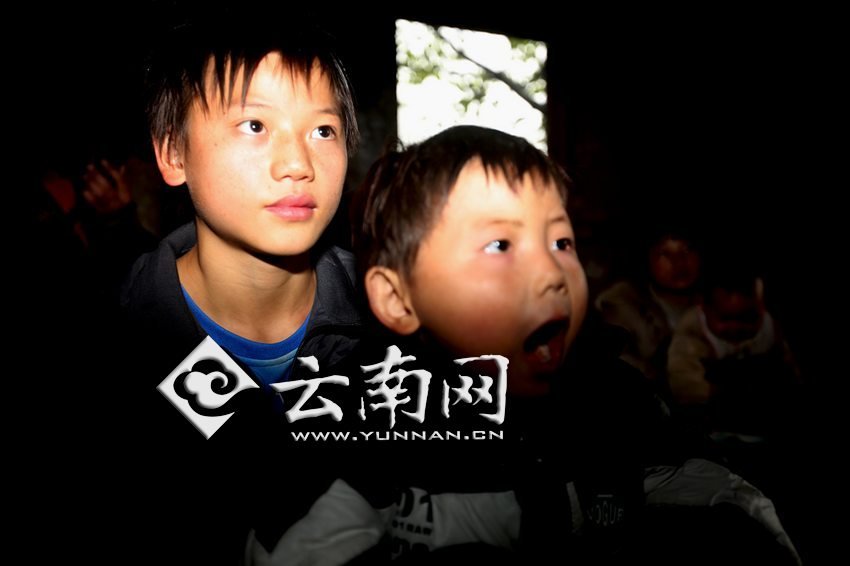 孩子認(rèn)真地跟著袁老師讀拼音。徐弘毅 攝