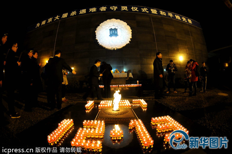 “為南京大屠殺遇難者守靈儀式暨和平燭光祭”活動在侵華日軍南京大屠殺遇難同胞紀(jì)念館祭場舉行。