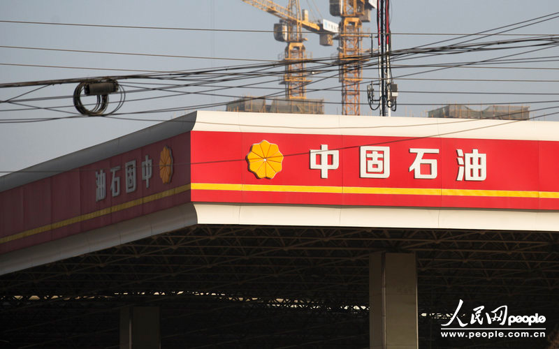 12月11日，西安市東三環(huán)北段，一名字為“中固石油”的加油站從遠處看去和“中國石油”加油站十分相似。