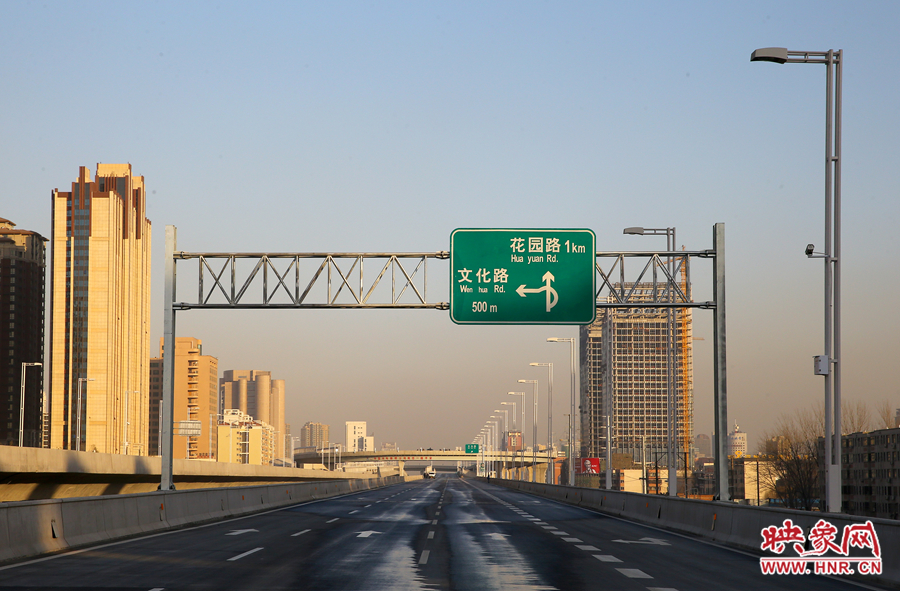 北三環(huán)快速路文化路段標(biāo)識牌提示，匝道直接可上文化路向北。