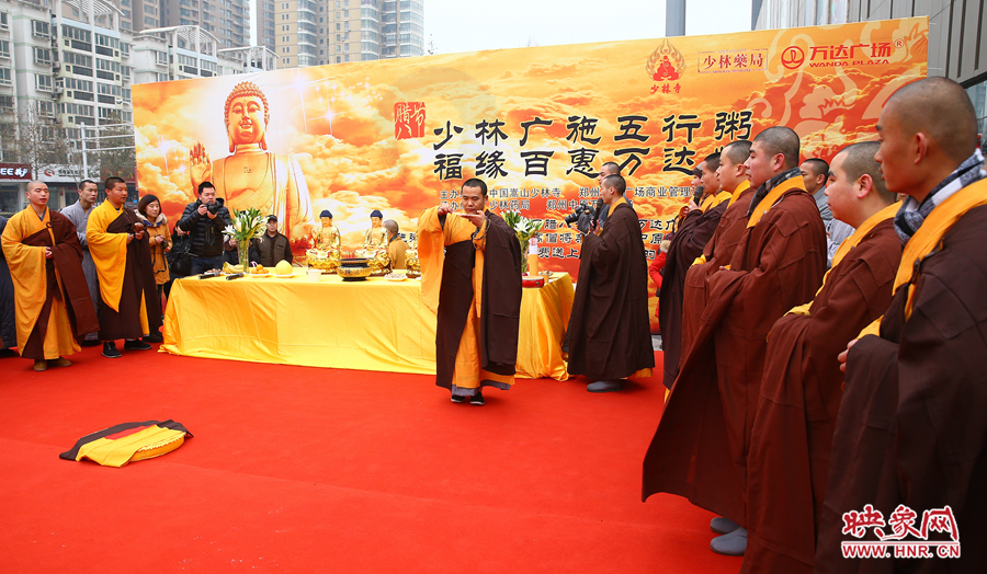 1月8日上午，鄭州市中原萬(wàn)達(dá)廣場(chǎng)上，少林寺的僧人們?yōu)榕D八節(jié)做法事施粥。