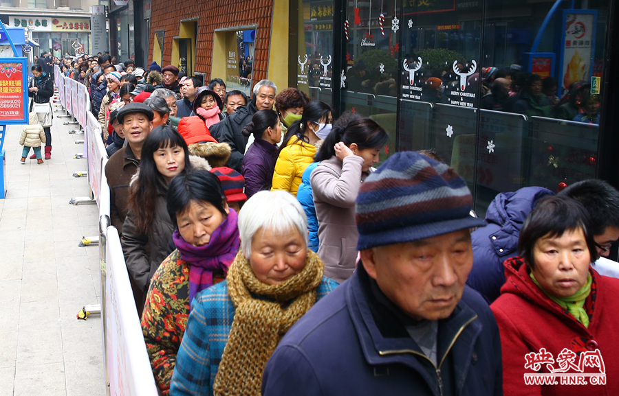 領(lǐng)粥的市民排起了長(zhǎng)隊(duì)，足有上千人。