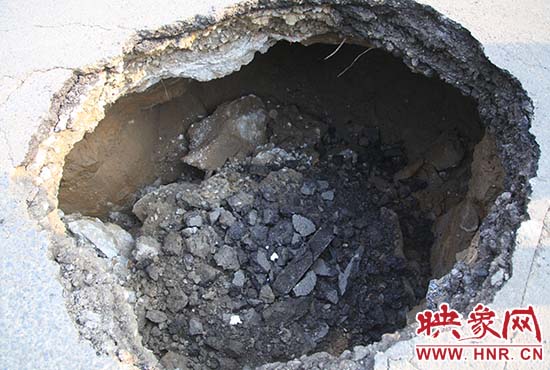 坑口直徑約兩米，路面下形成中空的大坑，約有15平方米。