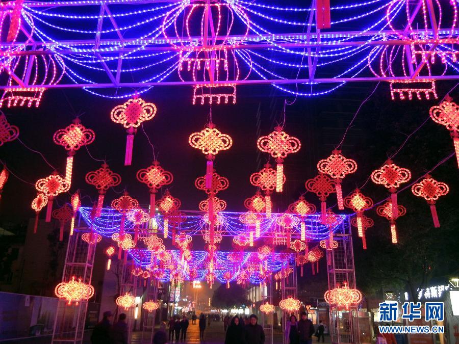 　1月30日，市民走在由中國(guó)結(jié)霓虹燈裝扮的蘇州街頭。