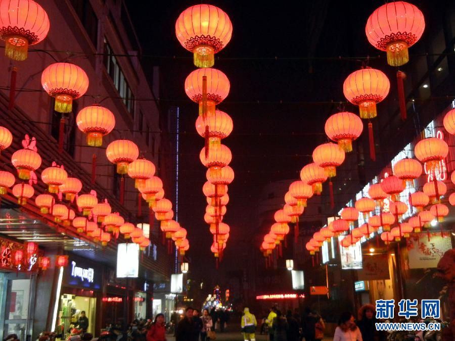 　1月30日，市民行走在大紅燈籠裝飾的蘇州街頭。