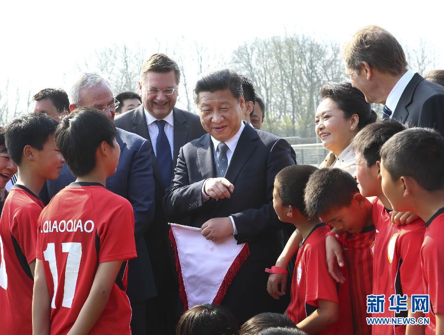 3月29日，國家主席習(xí)近平來到柏林奧林匹亞體育場足球場，親切看望在德國訓(xùn)練的來自陜西志丹縣的中國少年