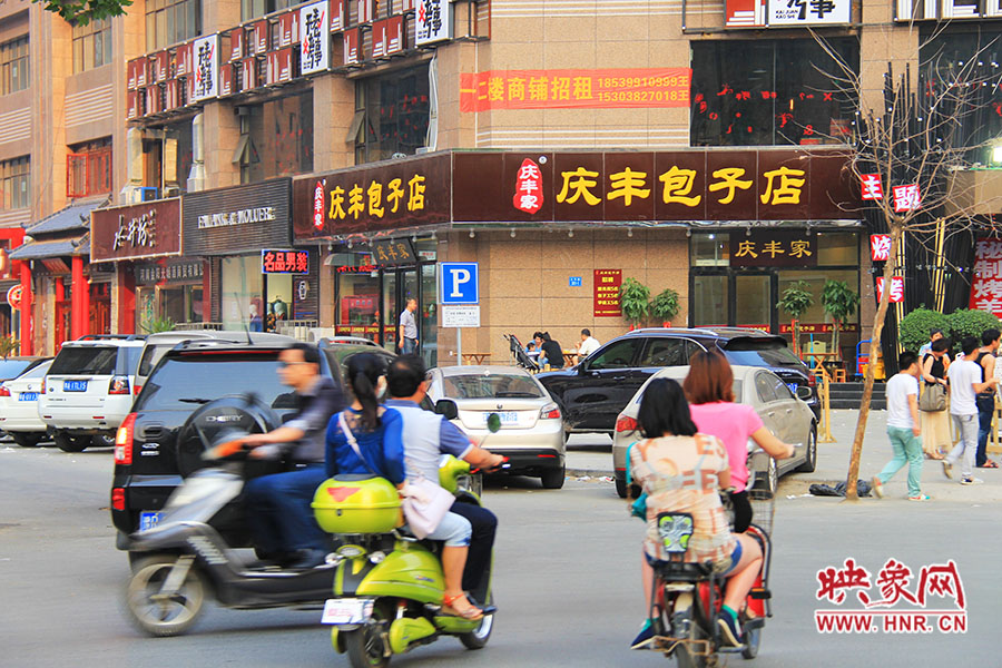 “慶豐包子店”位于路口拐角處,人流量車流量很大,堪稱黃金位置。