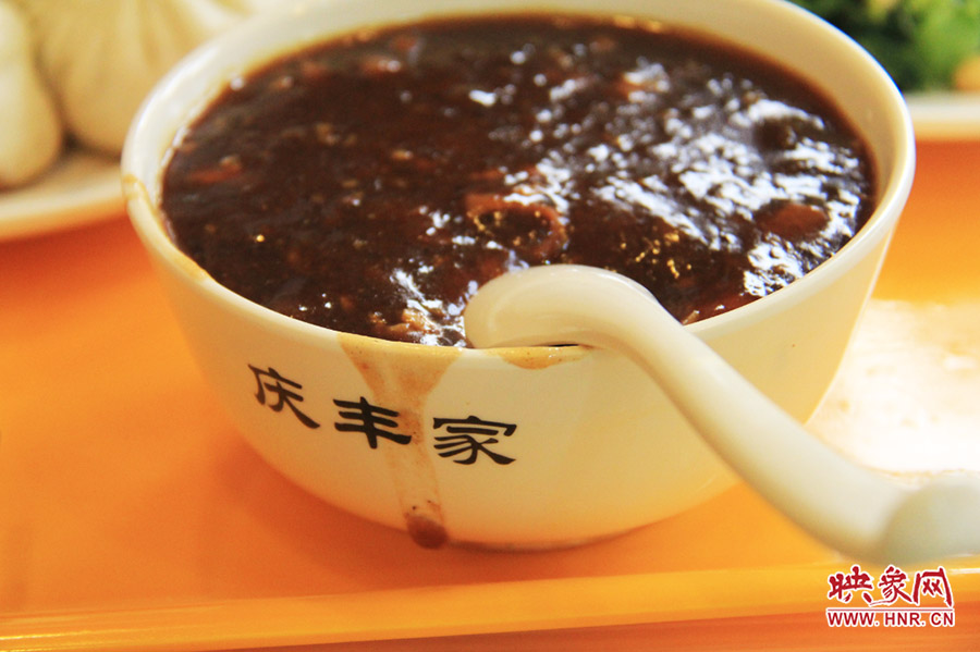 一碗炒肝,看上去也有滋有味。