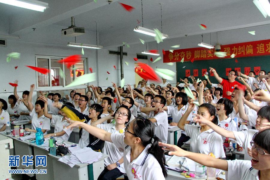  6月3日，河北省衡水市第二中學(xué)高三學(xué)生在教室里用扔紙飛機(jī)的方式舒緩心情。