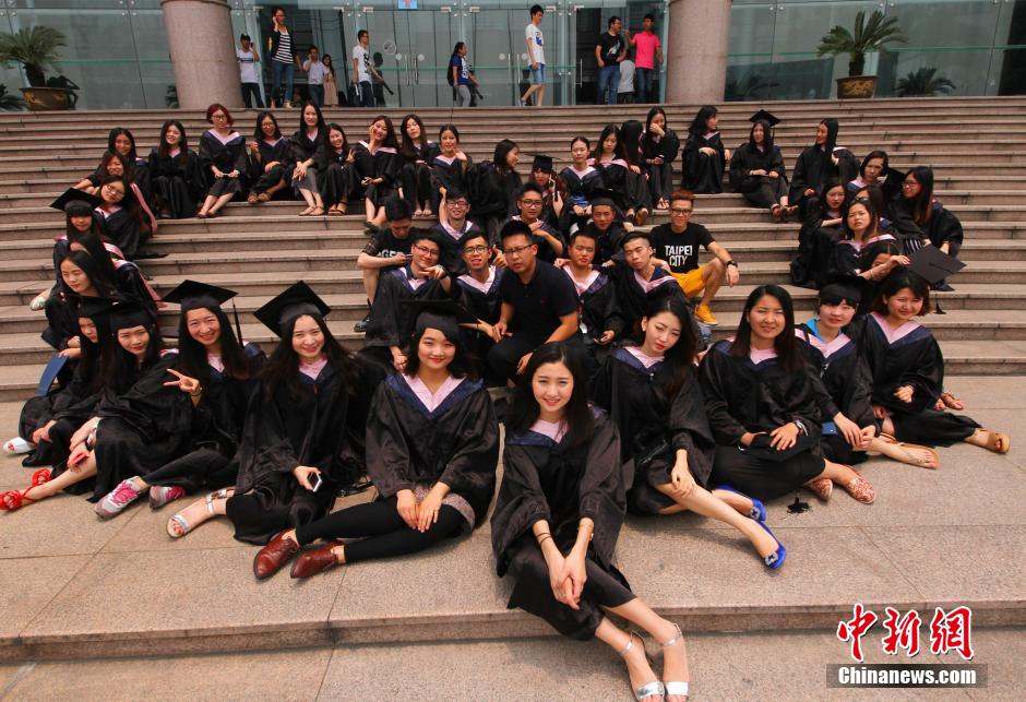 6月6日，浙江理工大學的畢業(yè)生們在校園中以賣萌、搞怪等獨具青春特色的方式告別大學生涯。中新社發(fā) 李晨