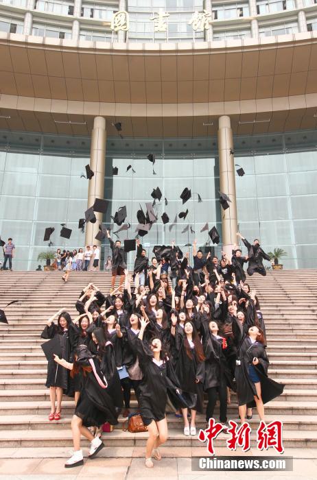 6月6日，浙江理工大學的畢業(yè)生們在校園中以賣萌、搞怪等獨具青春特色的方式告別大學生涯。中新社發(fā) 李晨