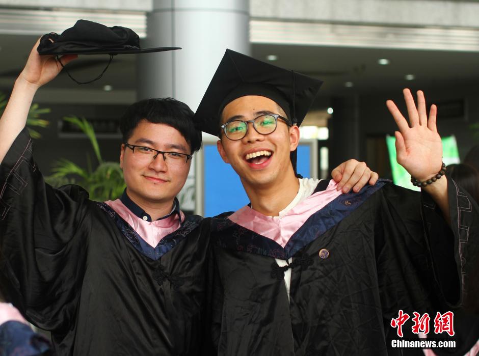 6月6日，浙江理工大學的畢業(yè)生們在校園中以賣萌、搞怪等獨具青春特色的方式告別大學生涯。中新社發(fā) 李晨