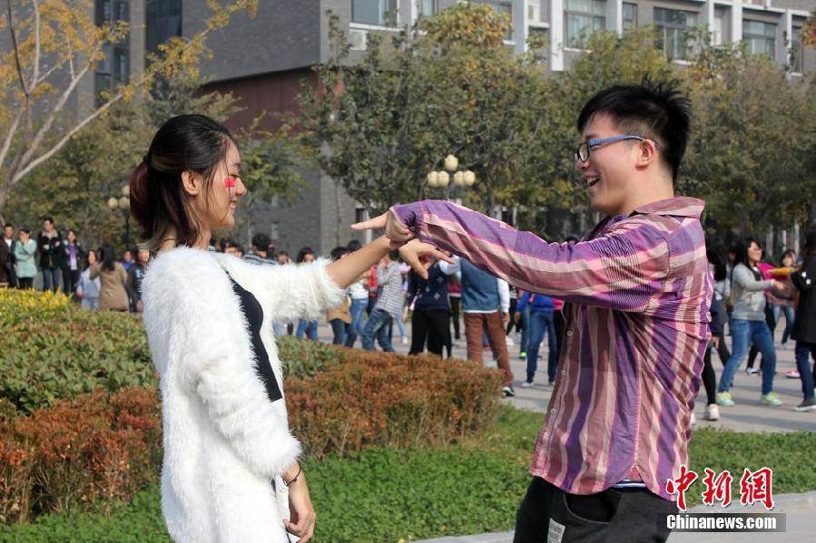 11月11日，河南財(cái)經(jīng)政法大學(xué)校園內(nèi)，300名在校大學(xué)生在上演了一出“光棍”也瘋狂的“快閃”大戲。