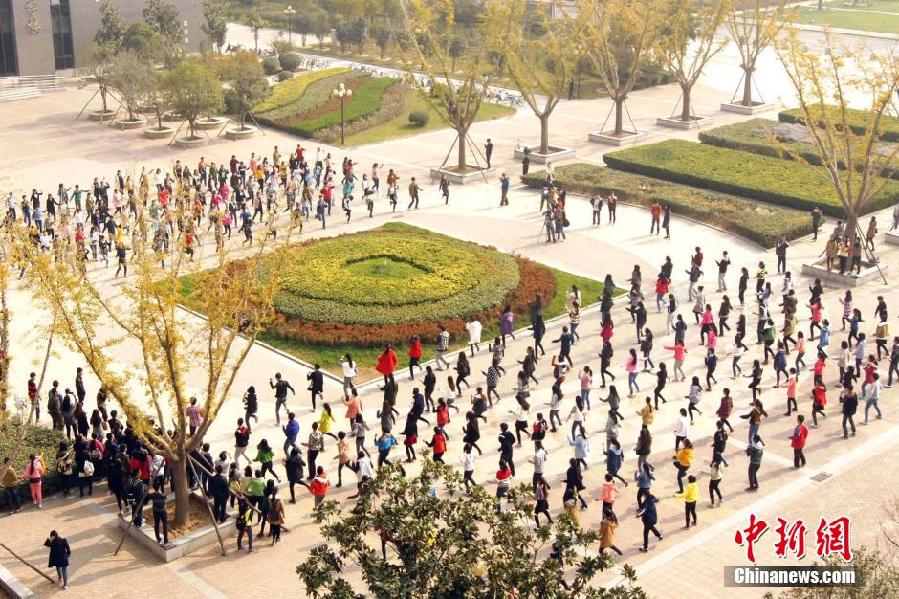 11月11日，河南財(cái)經(jīng)政法大學(xué)校園內(nèi)，300名在校大學(xué)生在上演了一出“光棍”也瘋狂的“快閃”大戲。
