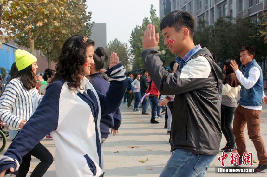 11月11日，河南財(cái)經(jīng)政法大學(xué)校園內(nèi)，300名在校大學(xué)生在上演了一出“光棍”也瘋狂的“快閃”大戲。