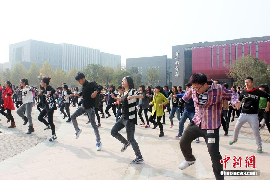 11月11日，河南財(cái)經(jīng)政法大學(xué)校園內(nèi)，300名在校大學(xué)生在上演了一出“光棍”也瘋狂的“快閃”大戲。