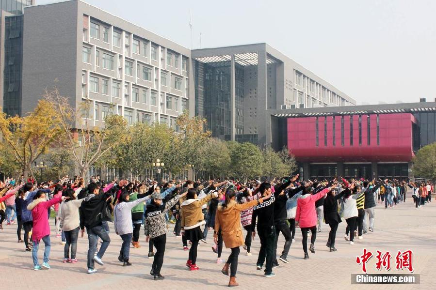 11月11日，河南財(cái)經(jīng)政法大學(xué)校園內(nèi)，300名在校大學(xué)生在上演了一出“光棍”也瘋狂的“快閃”大戲。