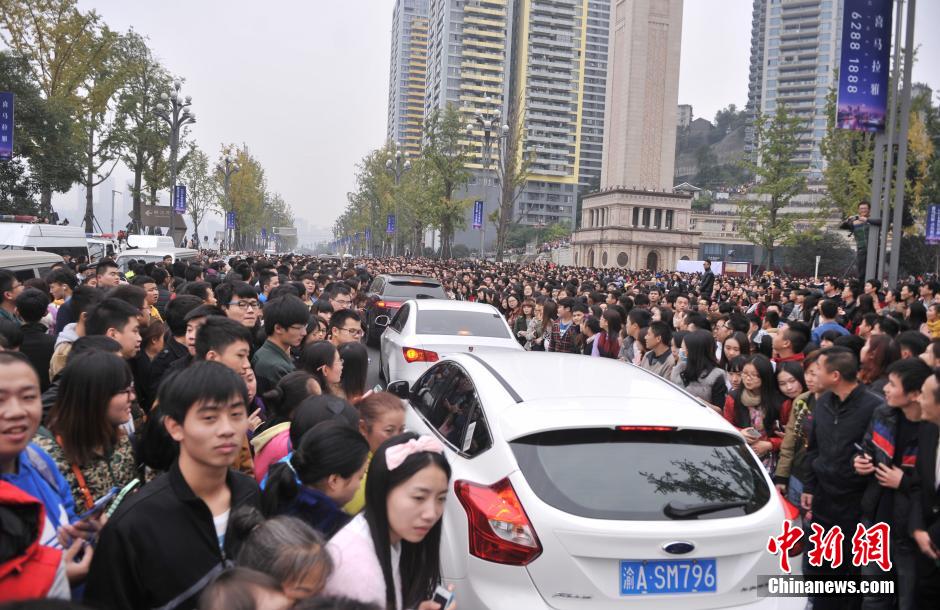 重慶上萬粉絲在南濱路等待《奔跑吧兄弟》節(jié)目的錄制。