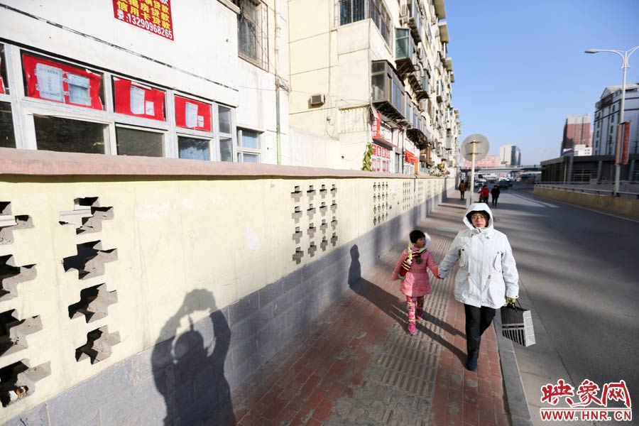 市民從墻外走過。