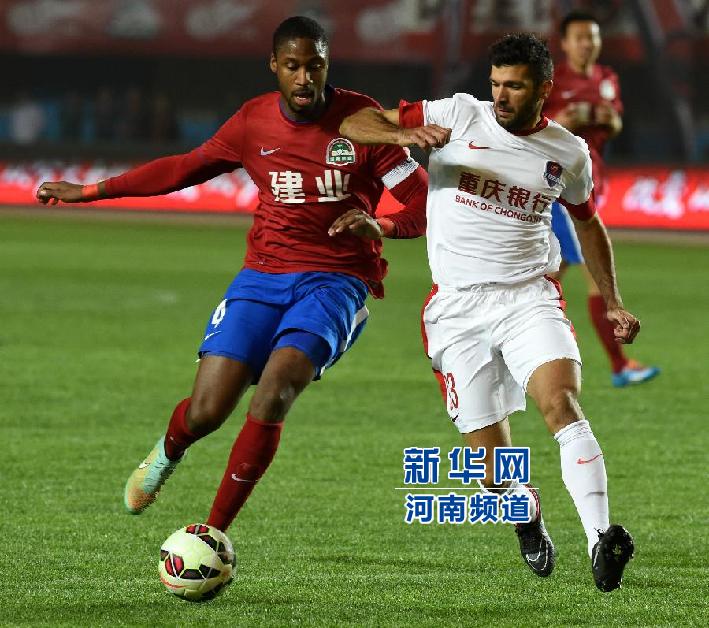 河南建業(yè)隊隊員戈麥斯（左）與重慶力帆隊隊員吉利奧蒂在比賽中拼搶。
