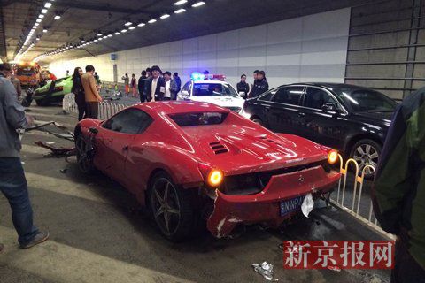 一輛蘭博基尼與一輛法拉利發(fā)生事故，現(xiàn)場狀況慘烈