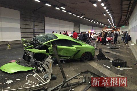 一輛蘭博基尼與一輛法拉利發(fā)生事故，現(xiàn)場狀況慘烈