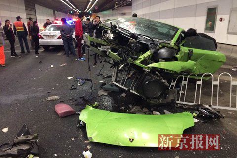 一輛蘭博基尼與一輛法拉利發(fā)生事故，現(xiàn)場狀況慘烈